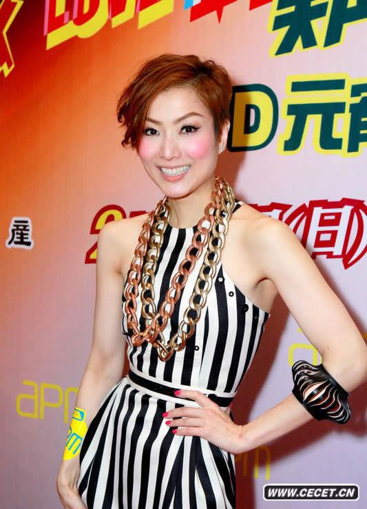 鄭秀文黑白裝亮相