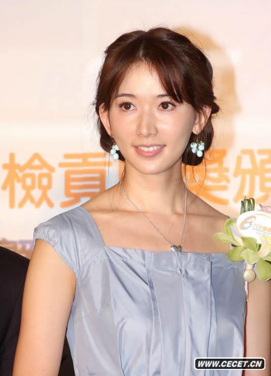 林志玲淺藍洋裝顯優(yōu)雅