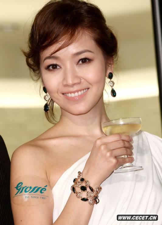 侯佩岑斜肩禮服優(yōu)雅