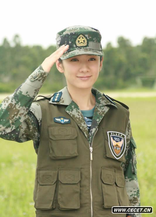 黃奕軍裝造型英姿颯爽