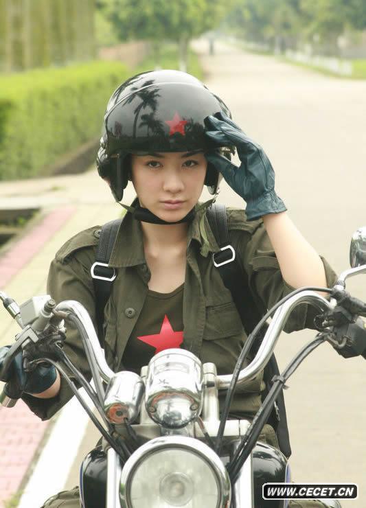 黃奕軍裝造型英姿颯爽