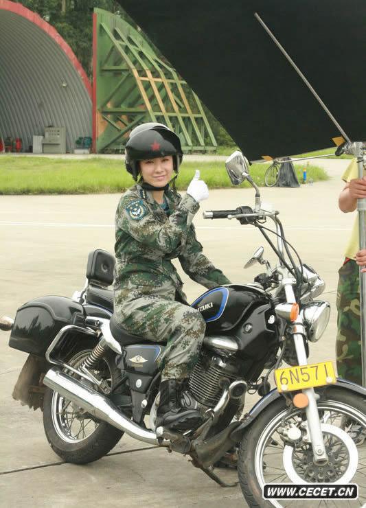 黃奕軍裝造型英姿颯爽