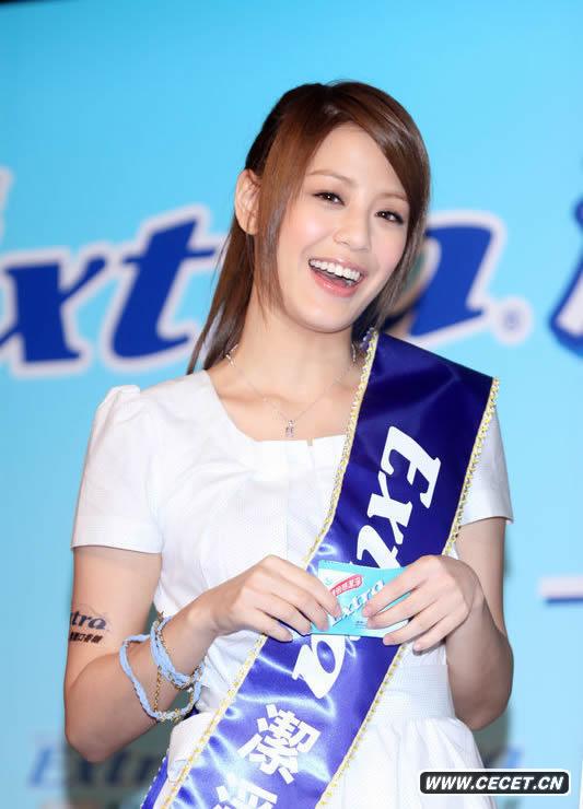 江語(yǔ)晨白連衣裙顯清純