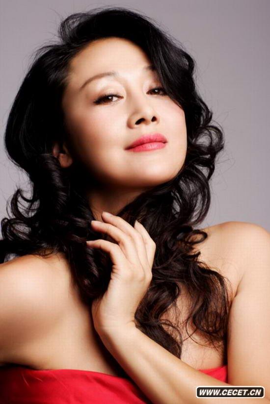 王姬紅裙性感造型寫(xiě)真