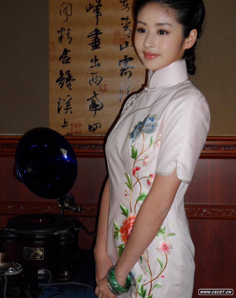 穎兒寫(xiě)真演繹旗袍誘惑