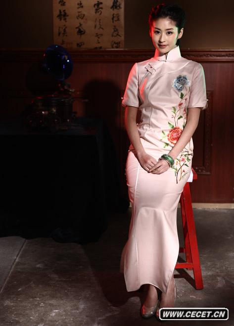 穎兒寫(xiě)真演繹旗袍誘惑