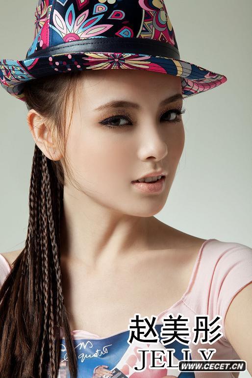 趙美彤粉嫩休閑寫(xiě)真