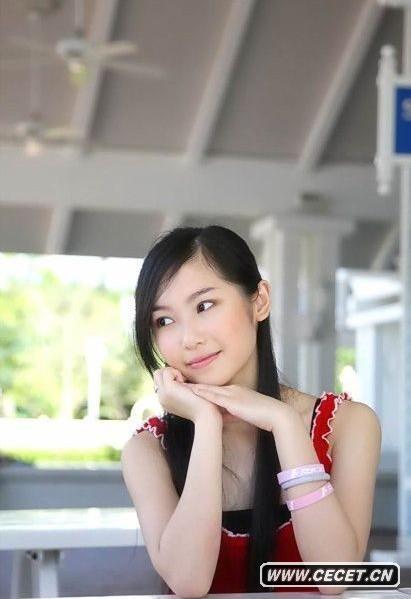 紅衣美女清秀寫(xiě)真