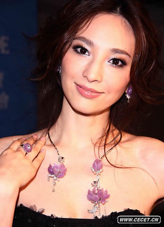 吳佩慈展演藝術(shù)珠寶氣質(zhì)高貴