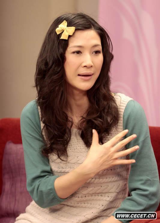 童蕾非主流活潑裝扮亮相