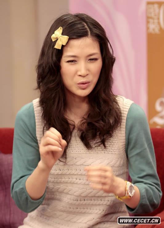 童蕾非主流活潑裝扮亮相