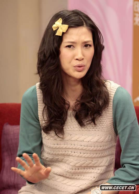 童蕾非主流活潑裝扮亮相