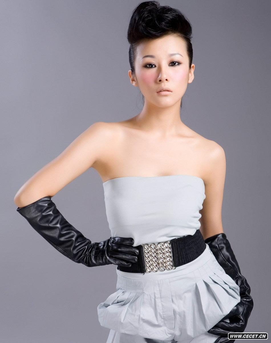 寧露寫(xiě)真盡展冷艷氣質(zhì)