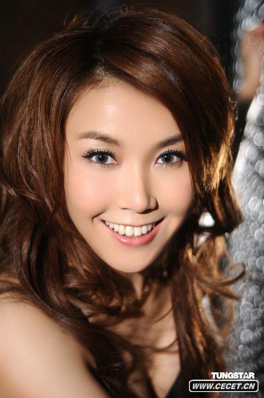 王蓉整容后拍性感寫(xiě)真