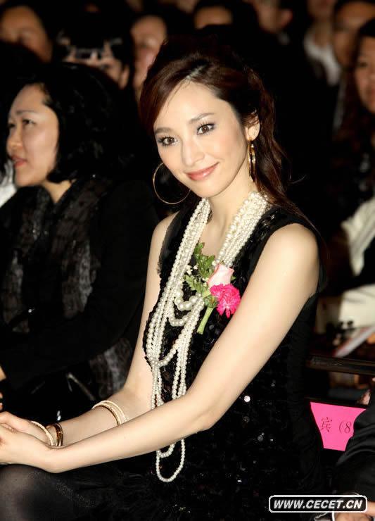 吳佩慈現身新店開(kāi)張剪彩