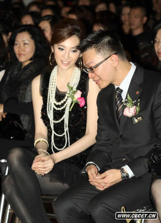 吳佩慈與老總眉來(lái)眼去