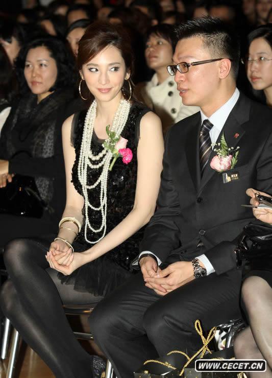 吳佩慈與老總眉來(lái)眼去