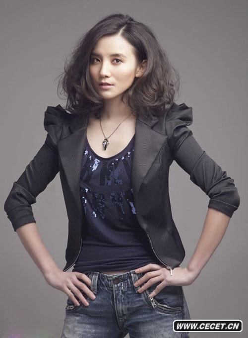 小宋佳時(shí)尚寫(xiě)真 大氣硬朗獨具女性韻味