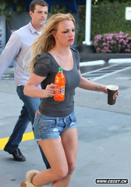 布蘭妮真空上陣玩激凸