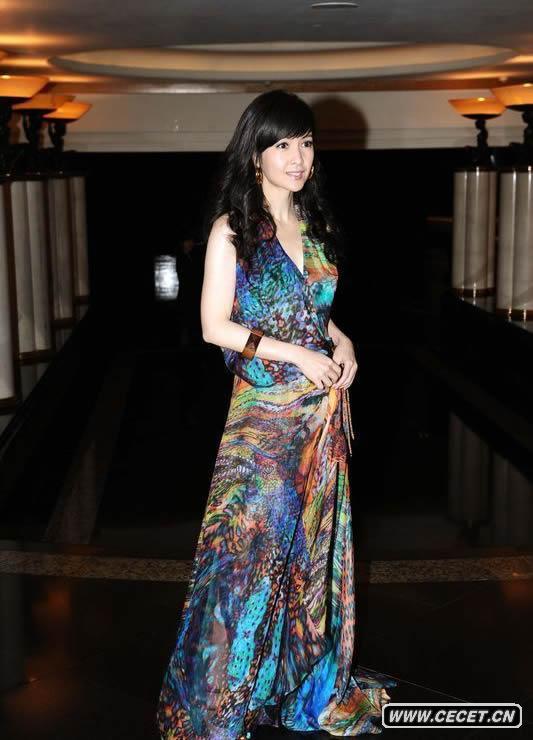 周慧敏深V裙展異域風(fēng)