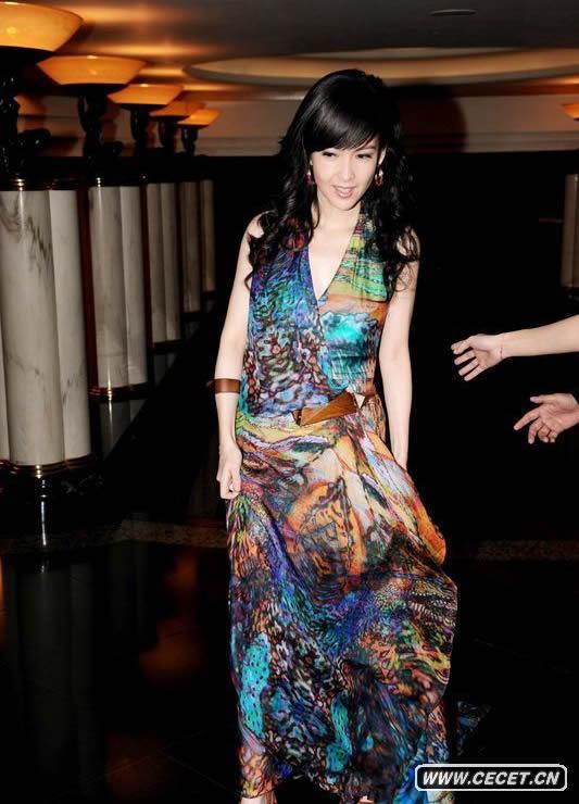 周慧敏深V裙展異域風(fēng)
