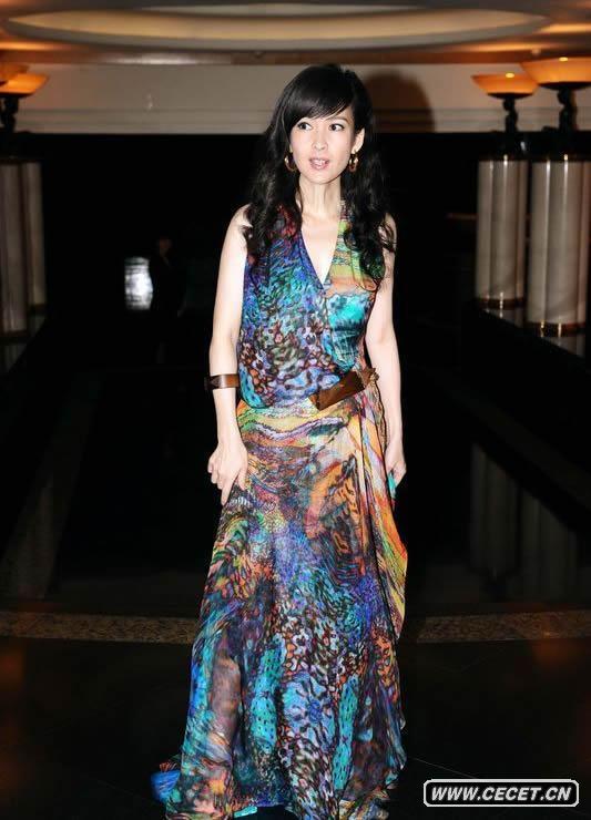 周慧敏深V裙展異域風(fēng)