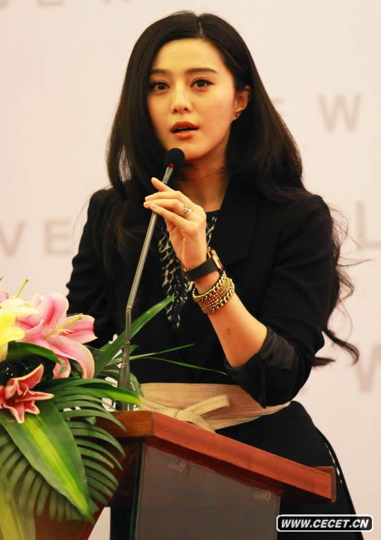 范冰冰長(cháng)卷發(fā)披肩嫵媚