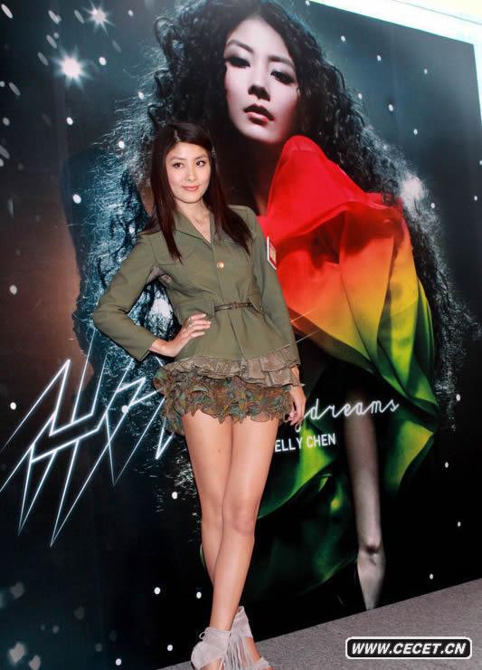 陳慧琳超短裙秀長(cháng)腿