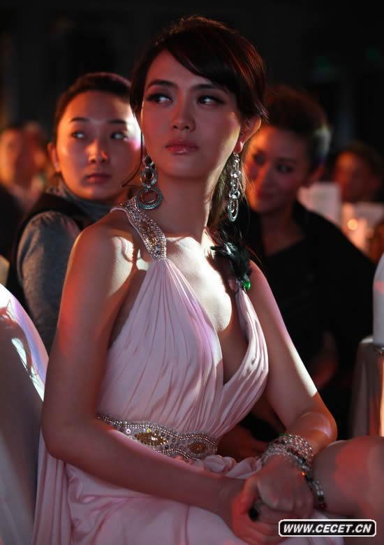 居文沛禮服性感險走光