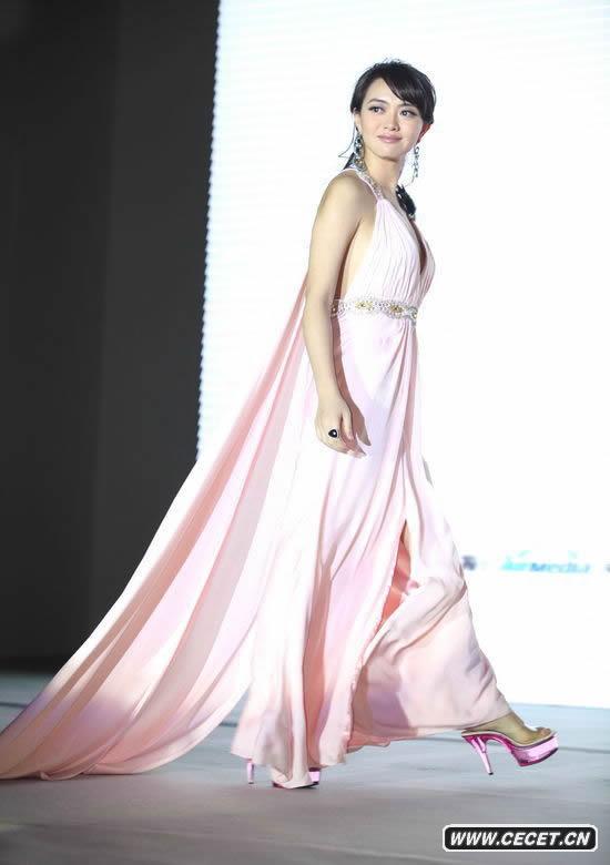 居文沛禮服性感險走光