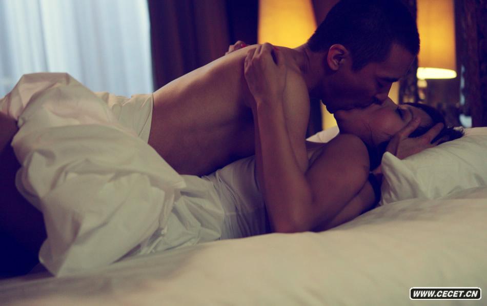 徐靜蕾與黃立行兩人均赤裸上陣深情擁吻