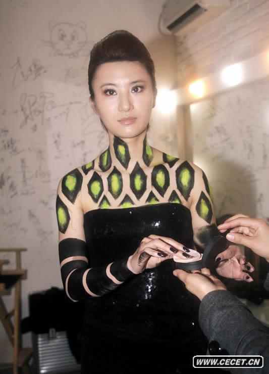 尚雯婕母豹造型亮相