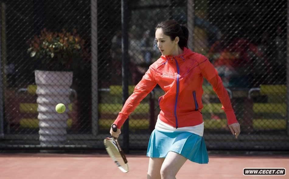 董璇舞動(dòng)球拍具美感