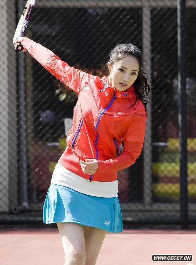 董璇舞動(dòng)球拍具美感