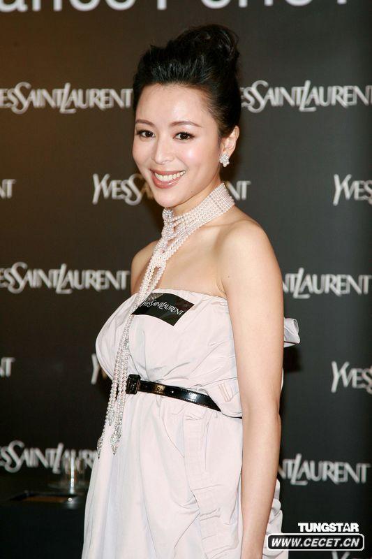 張靜初白色洋裝露香肩