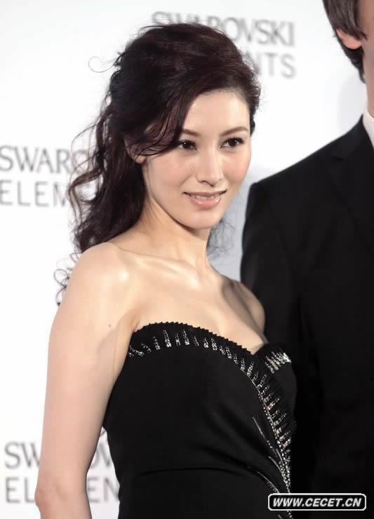 李嘉欣黑色低胸小洋裝