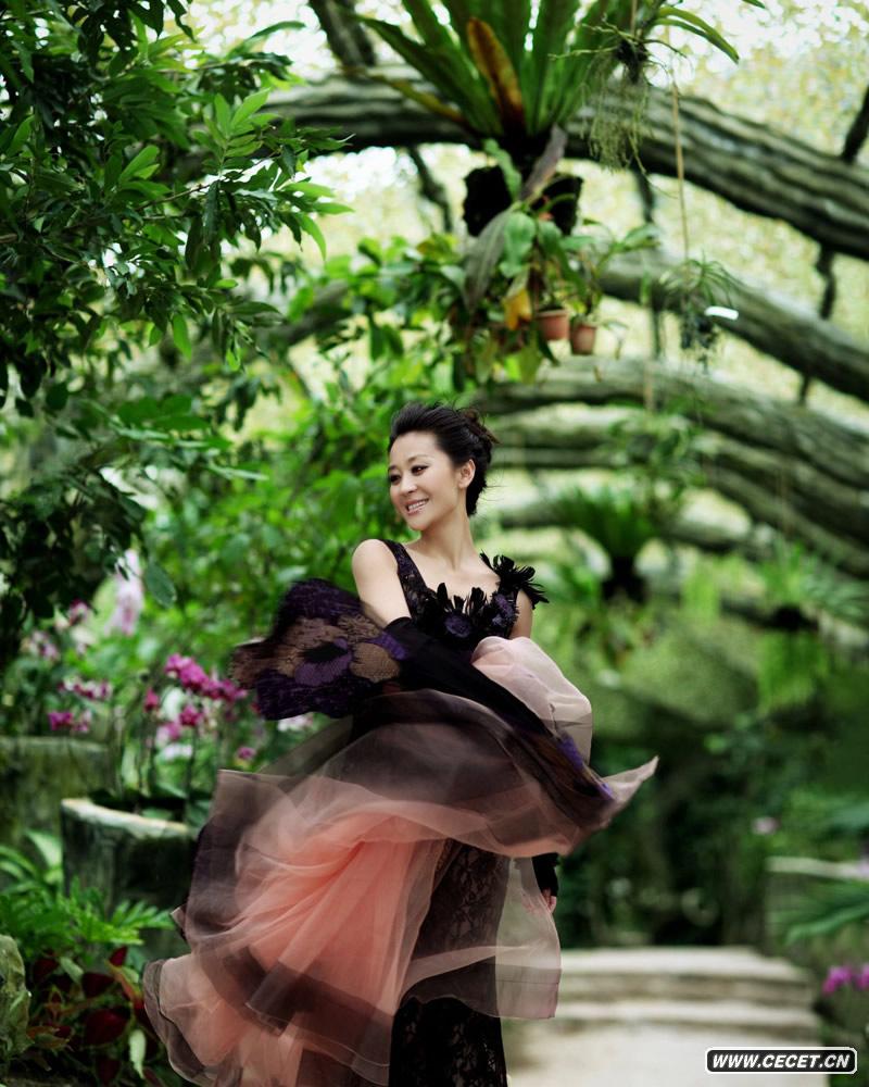 苗圃美艷動(dòng)人迎風(fēng)起舞