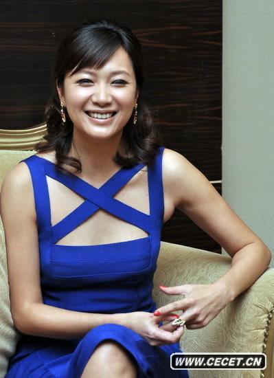 徐靜蕾入座蹺腿謹防走光