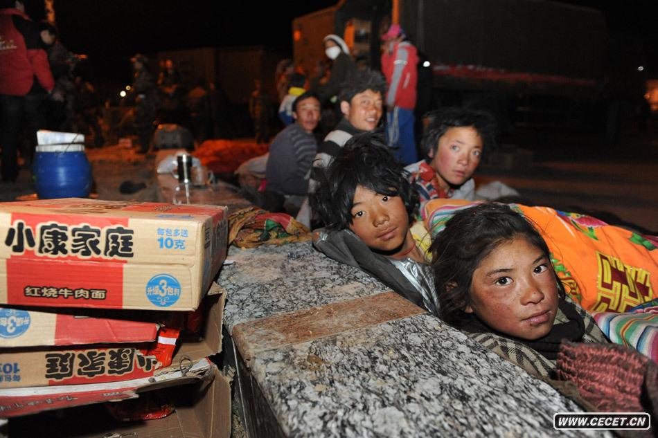 災區群眾在玉樹(shù)縣結古鎮中心廣場(chǎng)休息