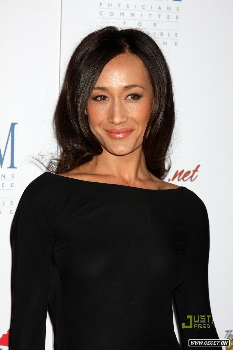 Maggie Q黑色透視長(cháng)裙秀身材