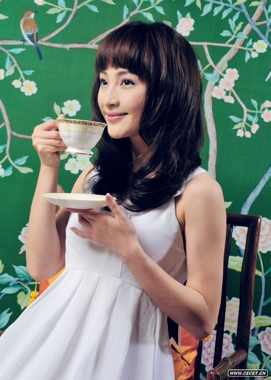 姚笛最新居家時(shí)尚寫(xiě)真