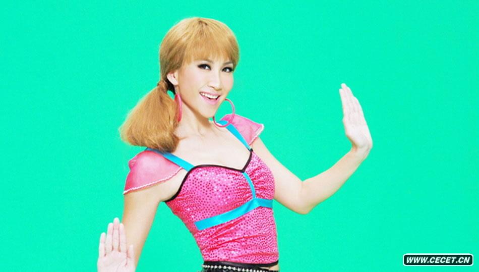 李玟芭比造型炫麗出境