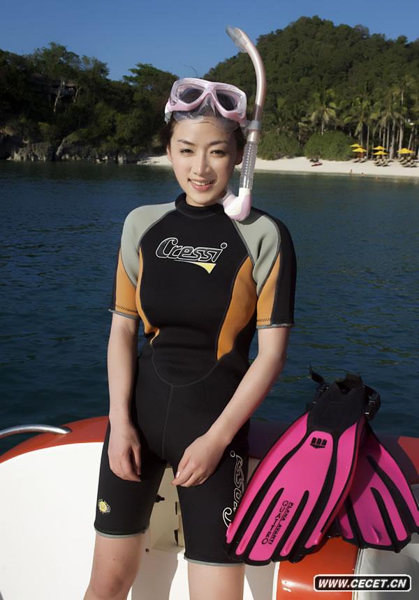 何彥霓拍攝泳裝潛水寫(xiě)真