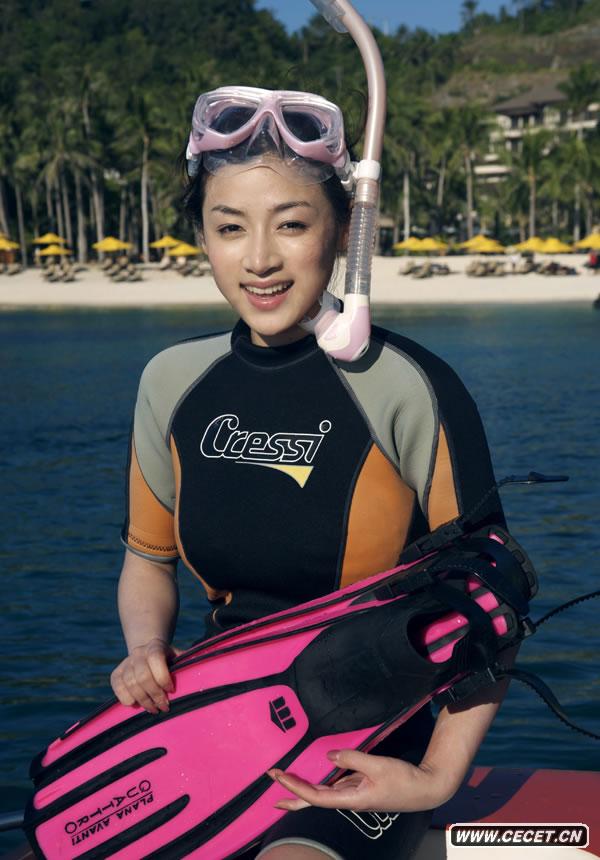 何彥霓拍攝泳裝潛水寫(xiě)真