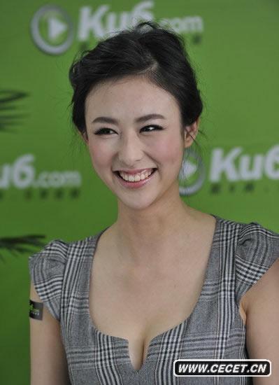 獸獸低胸裝現身車(chē)展做主持