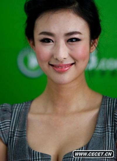 獸獸低胸裝現身車(chē)展做主持