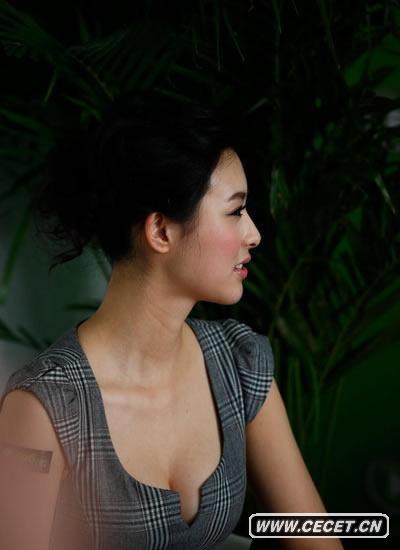 獸獸低胸裝現身車(chē)展做主持