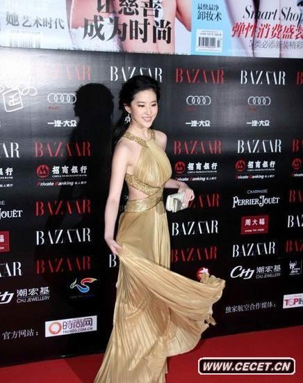 劉亦菲著(zhù)金裙秀香肩