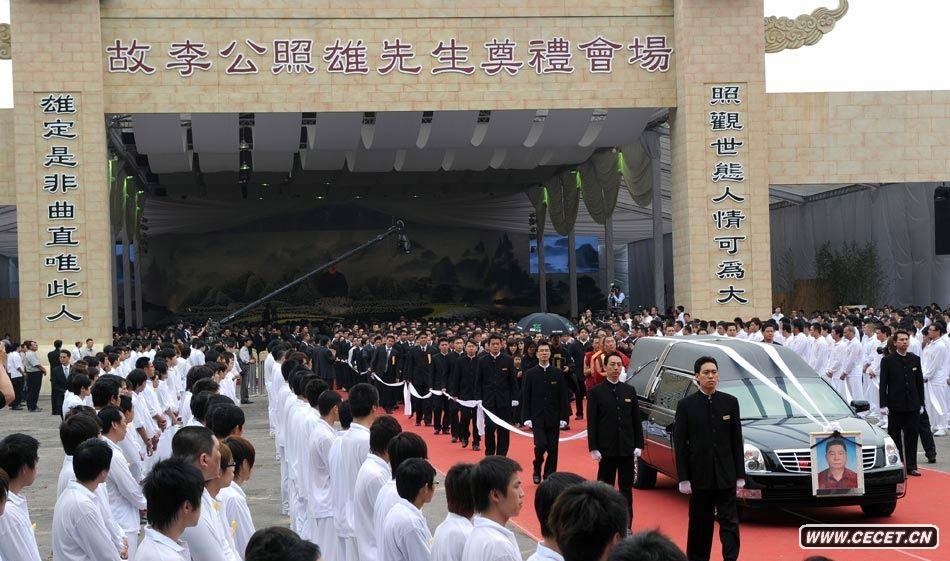 實(shí)拍臺灣黑幫大哥出殯 兩萬(wàn)人送行