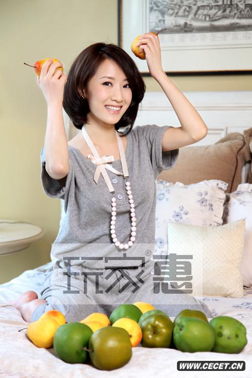 李念烈焰紅唇登封面